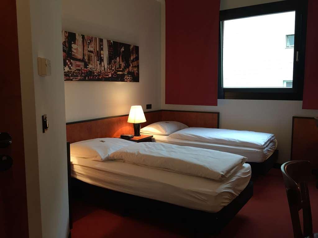 Ara Hotel Comfort إنغولشتات الغرفة الصورة